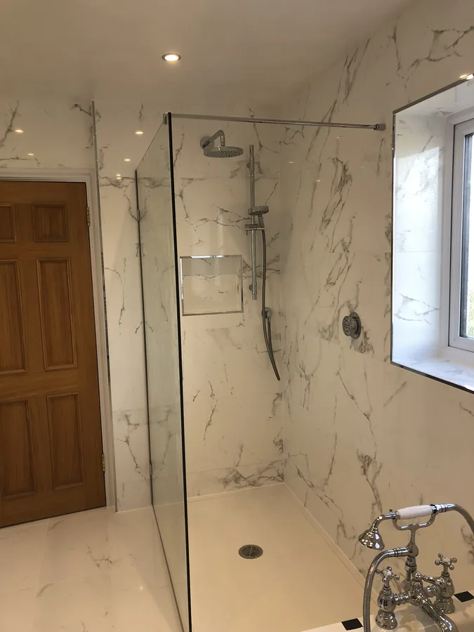 Walk-in shower with marble-effect large-format wall tiling