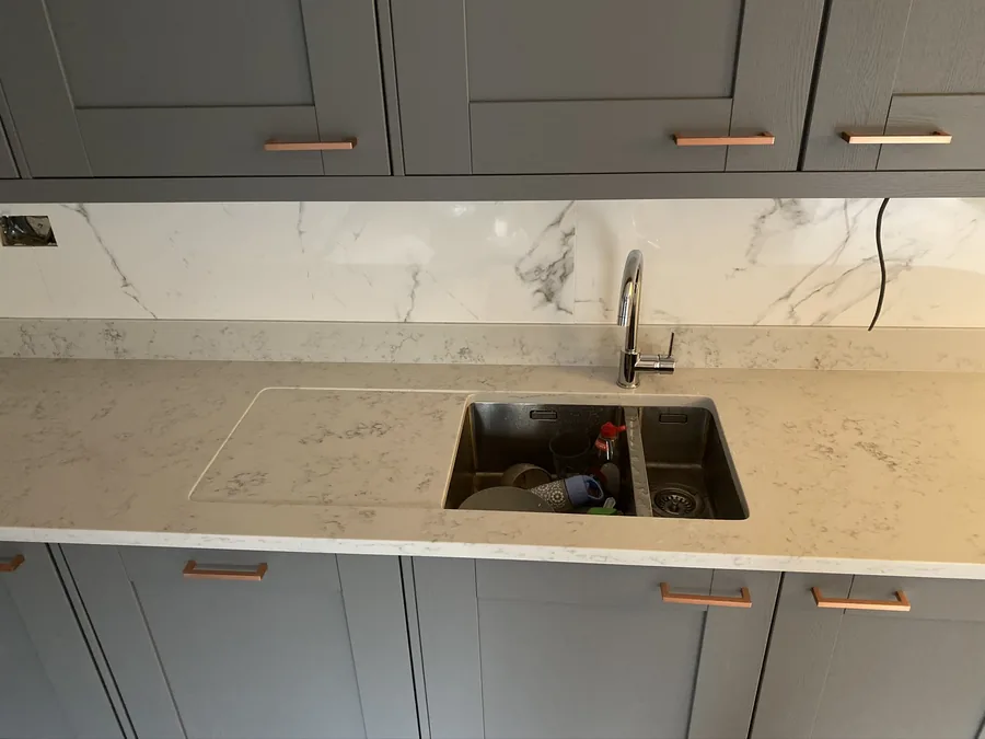 Marble-effect splashback above the sink and worktop