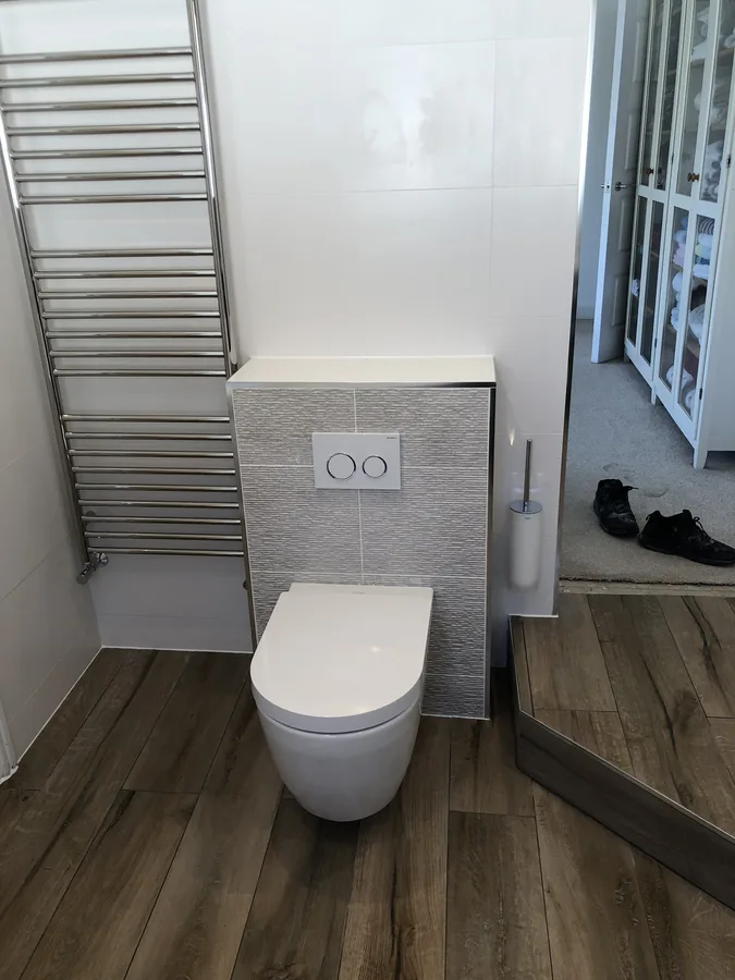 Wall-hung WC with wood-effect floor tiling
